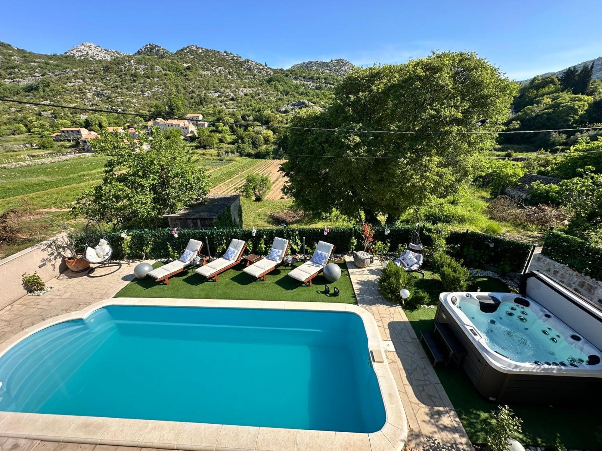 Villa Ivona With Swimming Pool And Jacuzzi Oslje Exterior photo
